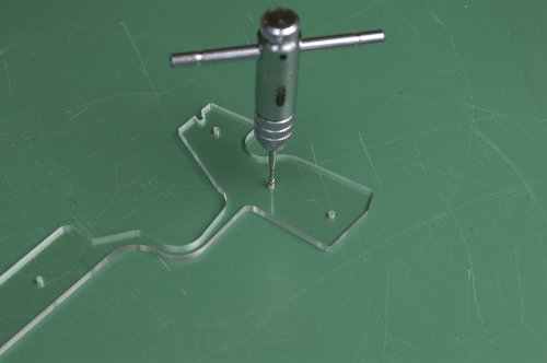 2枚の板にネジを切ります