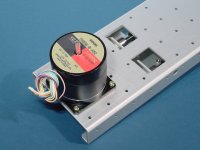 5相ステッピングモーターを本体裏側に取り付けた例。