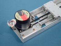 5相ステッピングモーターを上側に取り付けた例。